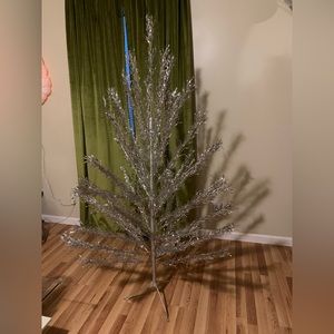 6 1/2’ Splendor Aluminum Tree